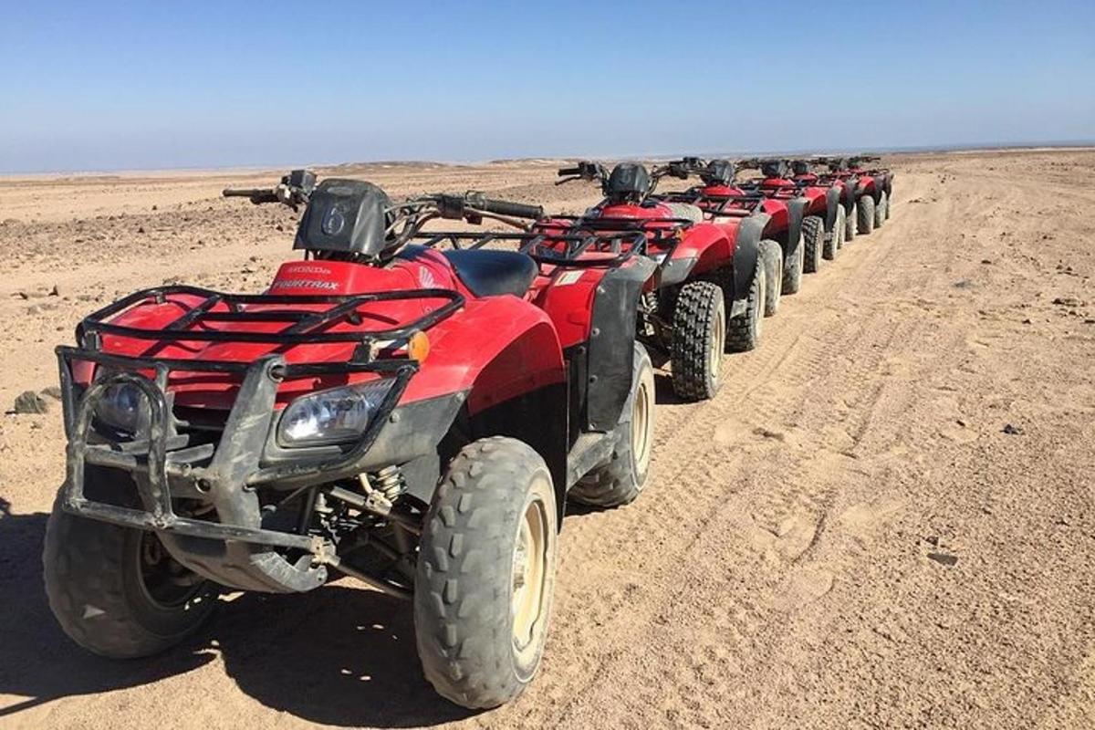 una filera de vehicles tot terreny aparcats al desert