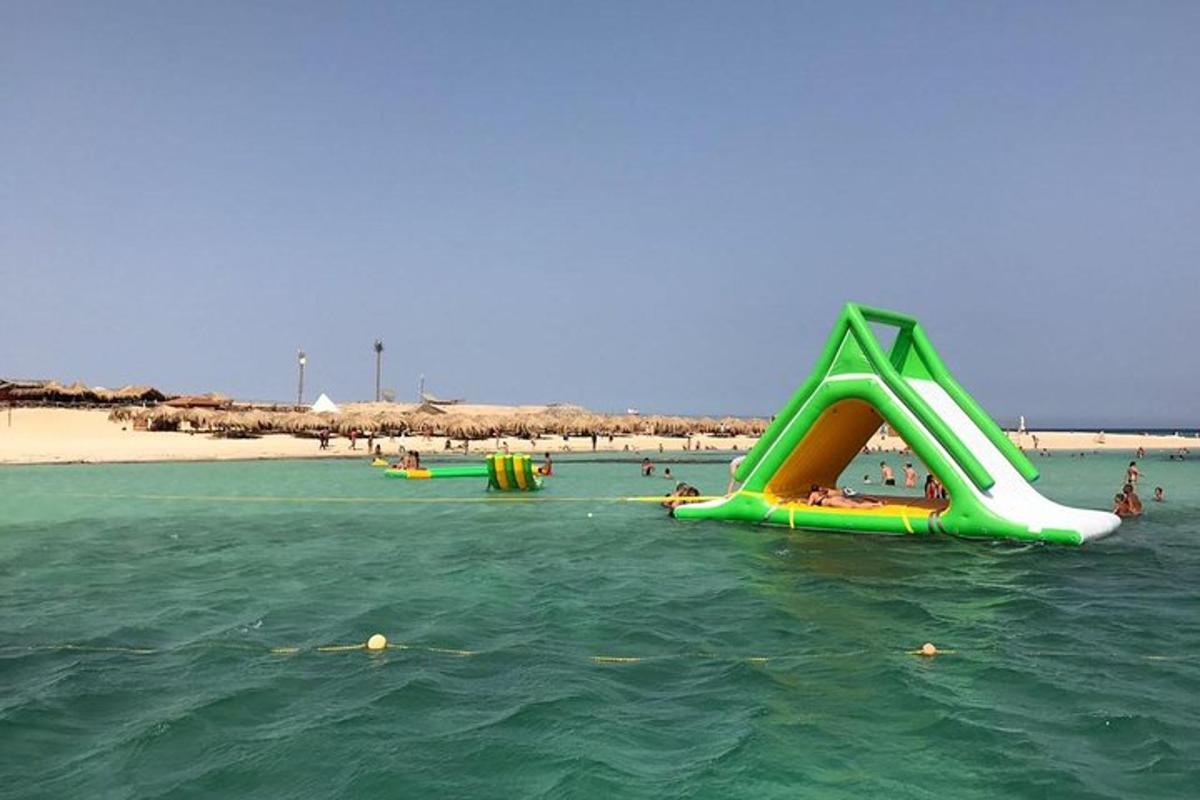un gruppo di scivoli in acqua su una spiaggia
