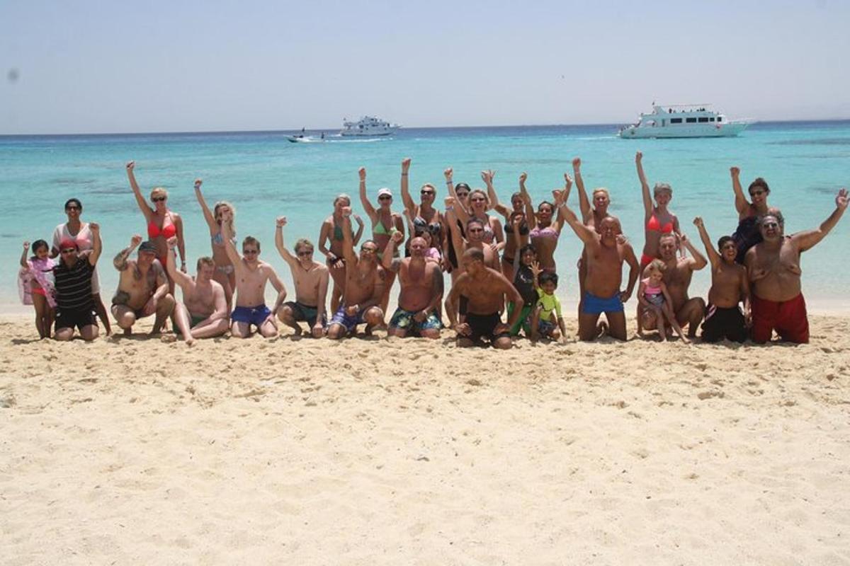 un gruppo di persone in posa per una foto sulla spiaggia