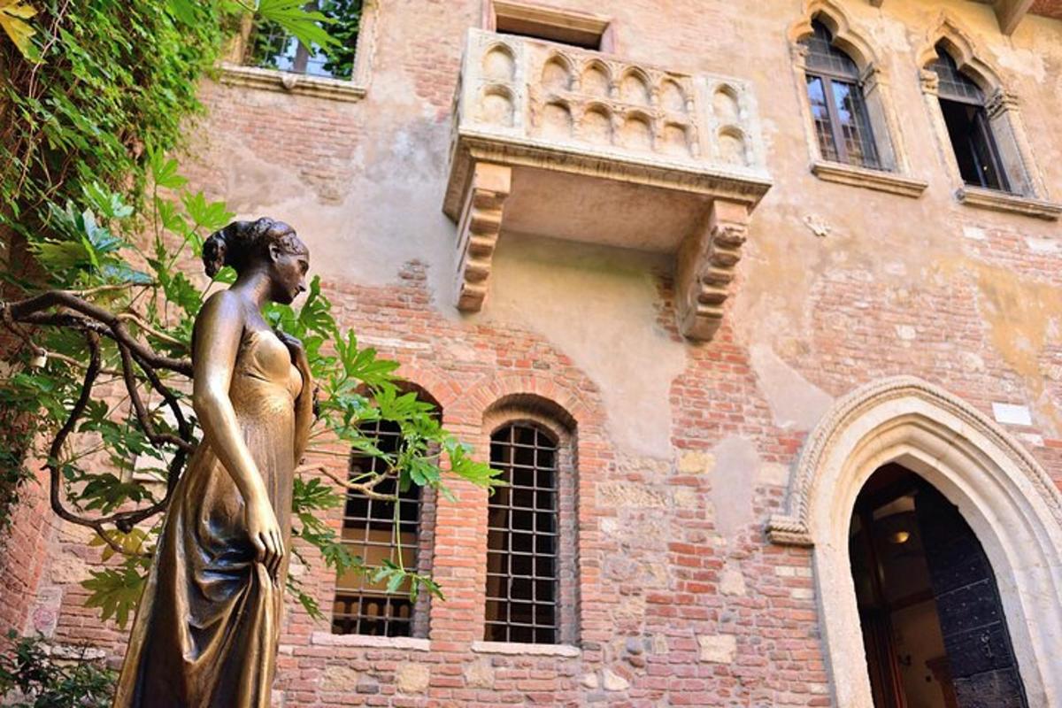 una statua di una donna davanti a un edificio