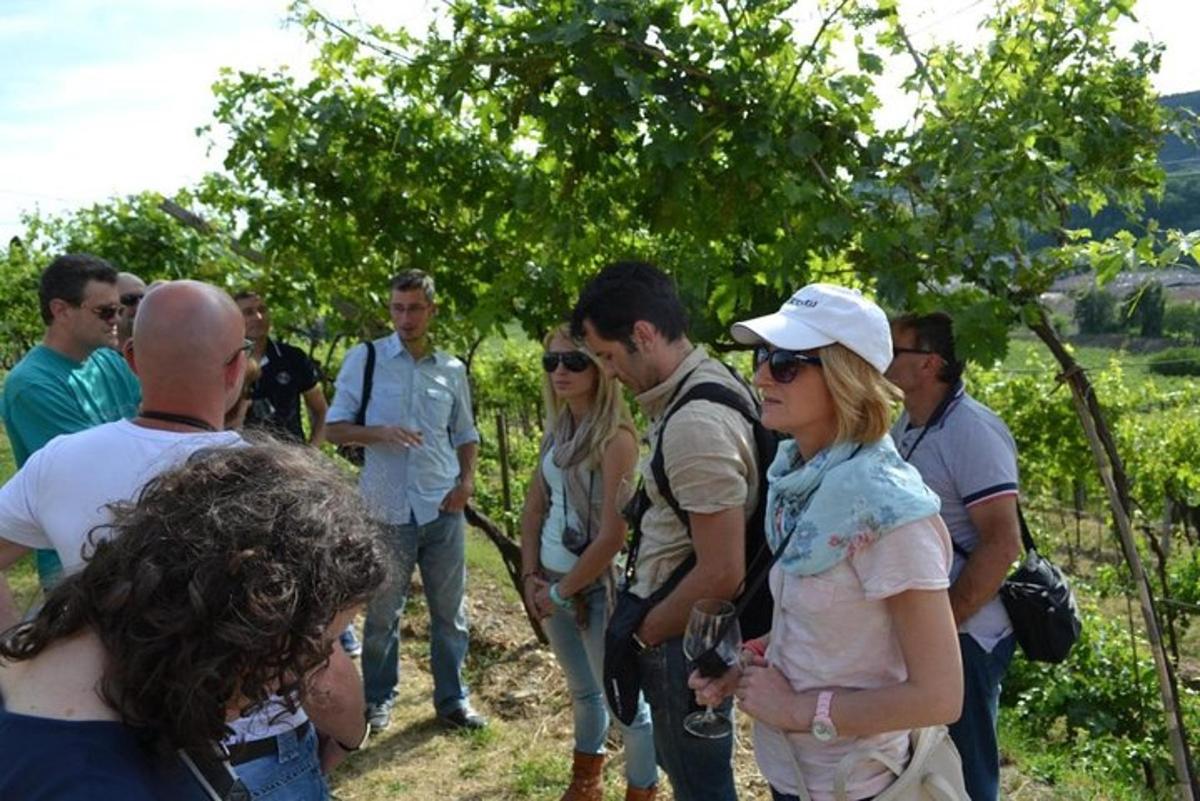 un gruppo di persone in piedi in un campo