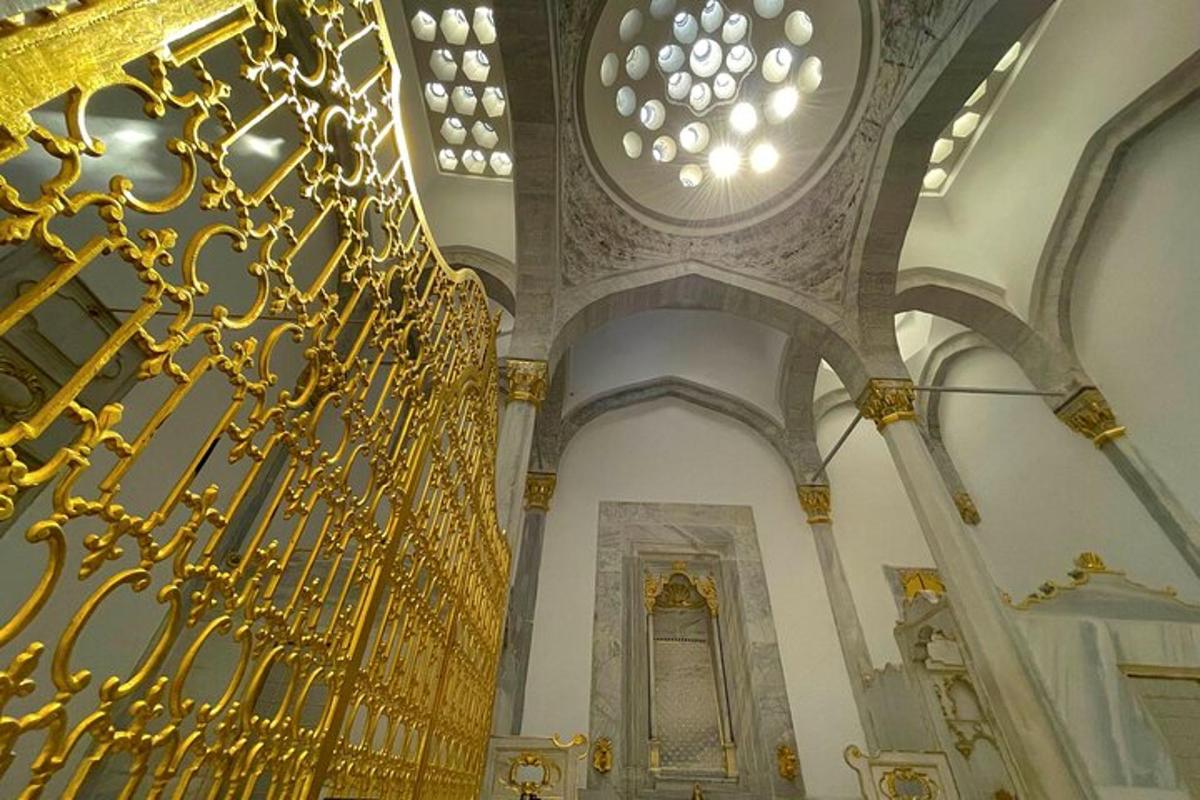 sebuah ruangan dengan organ emas besar di sebuah gedung