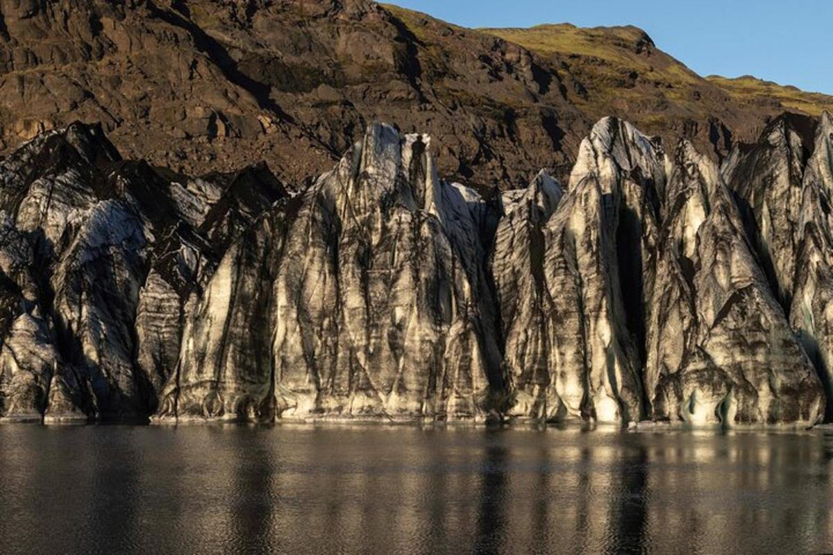 grýtt fjall með vatni fyrir framan sig