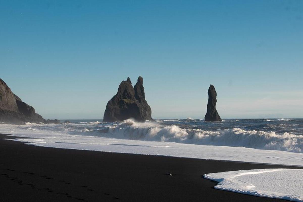 strönd með tveimur stórum steinum í sjónum
