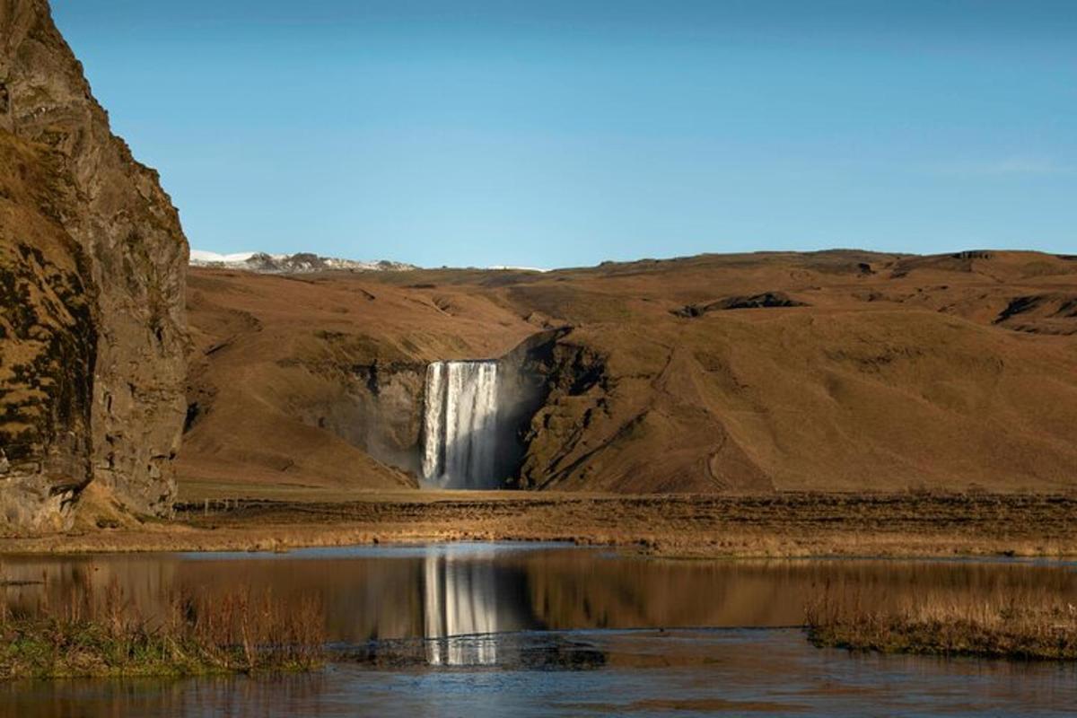 foss í miðri eyðimörk með vatni