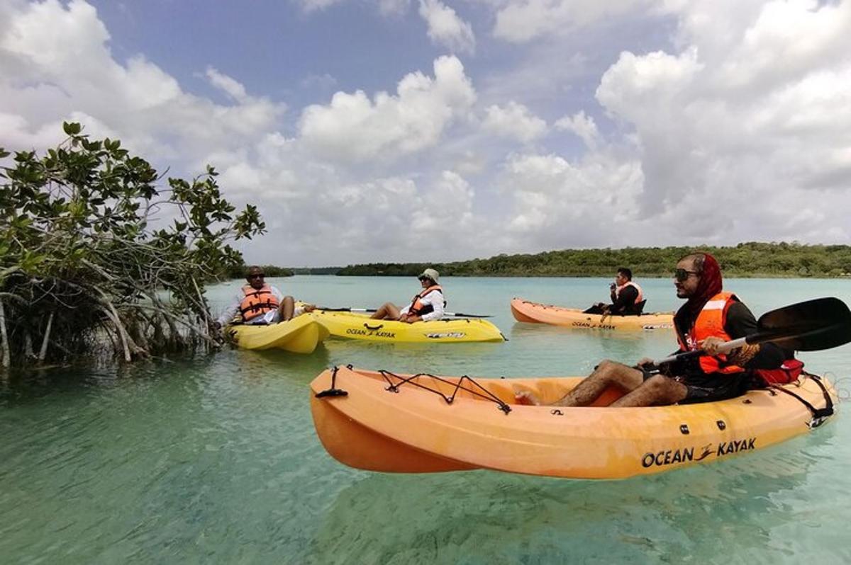 sekumpulan orang dalam kayak di dalam air