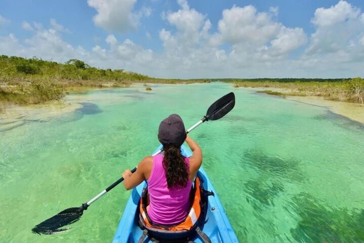 seorang wanita dalam kayak di sungai