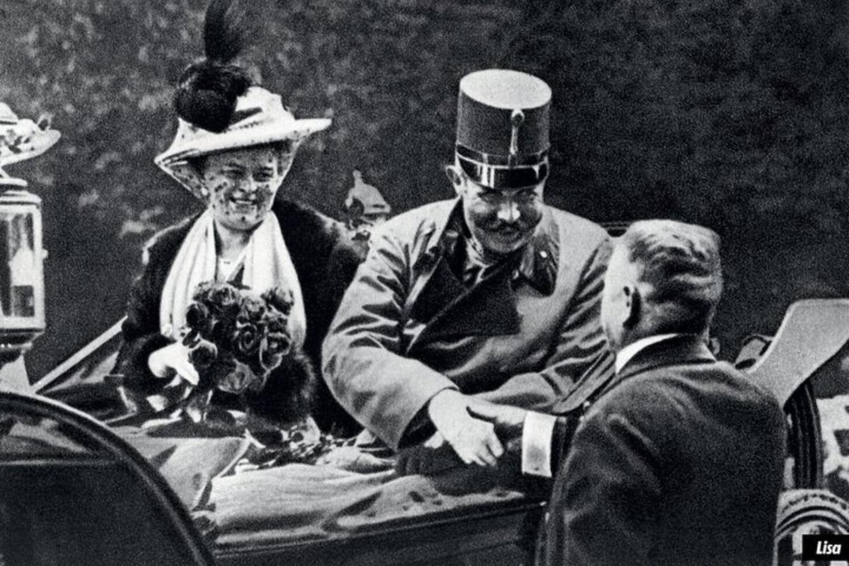 ein Schwarzweißfoto von zwei Personen in einem Auto