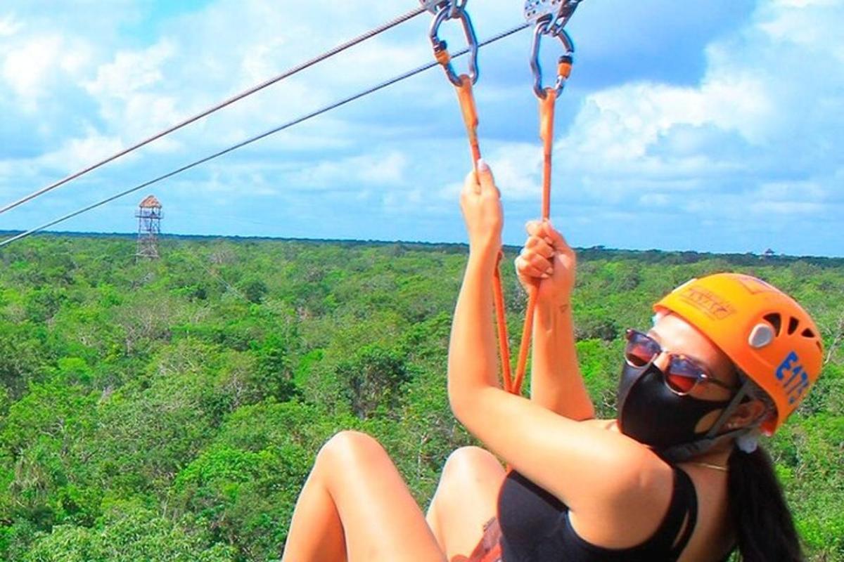 žena na zip line v oblacích