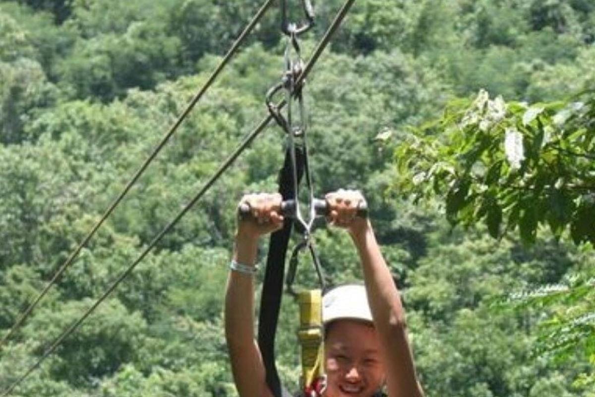 žena se drží lana na zip line