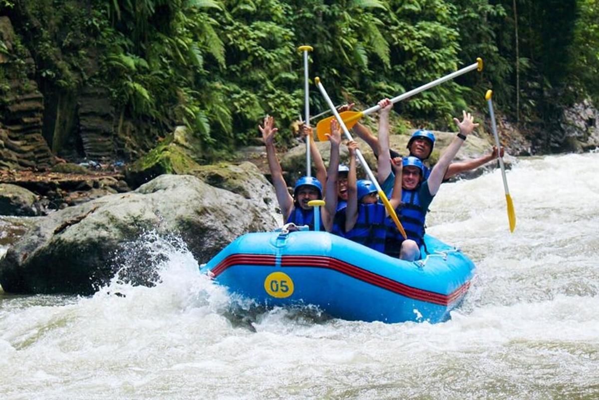 un gruppo di persone su una zattera su un fiume