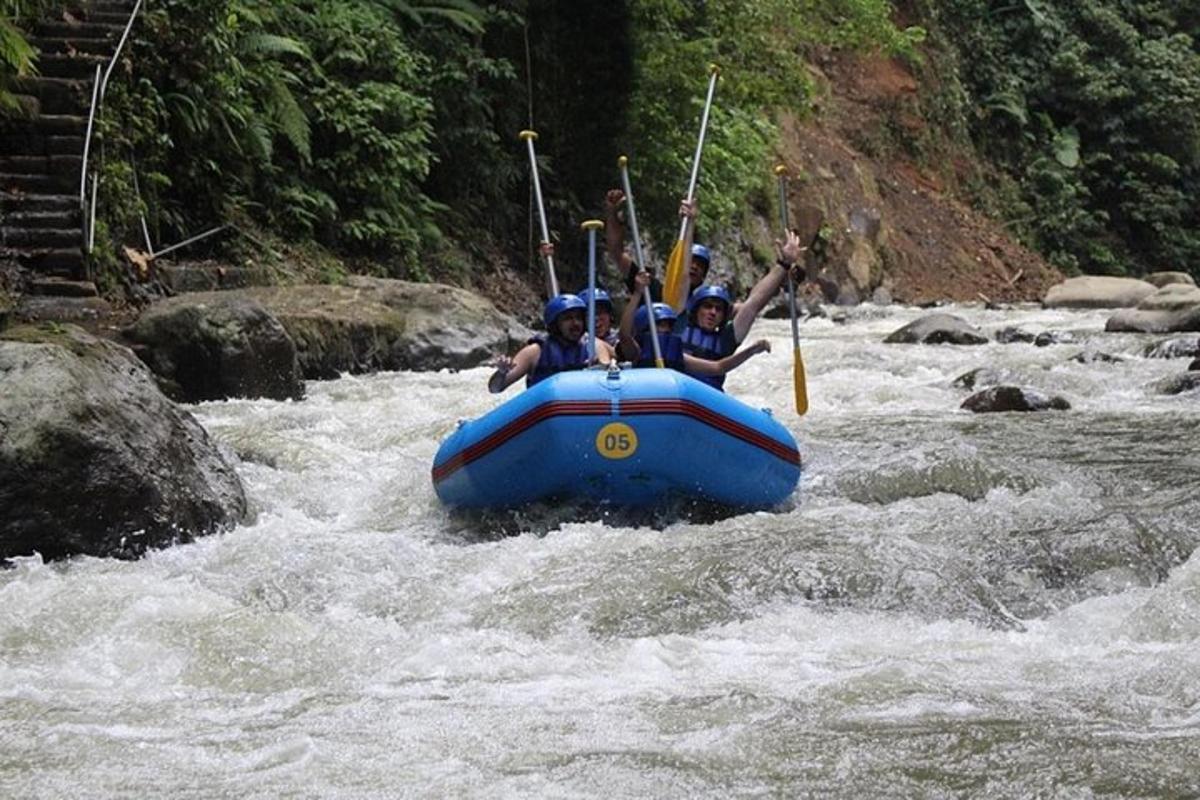 tre persone sono su una zattera in un fiume