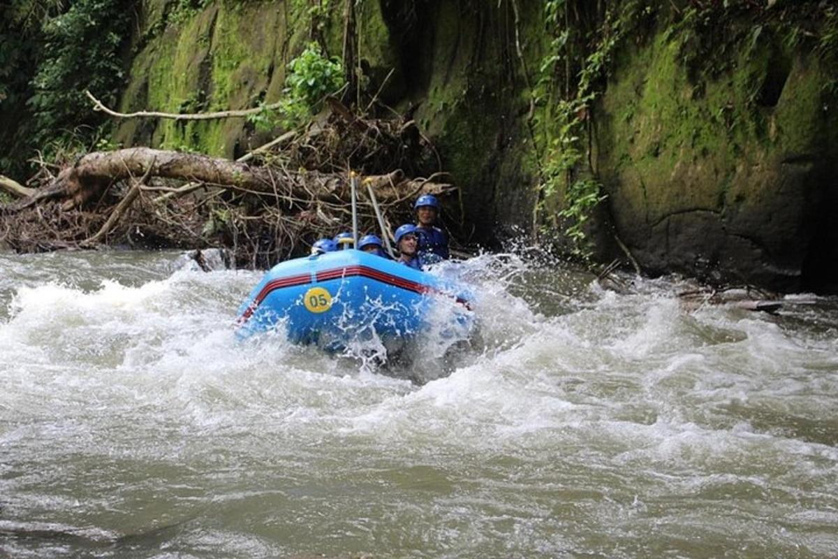 due persone su una zattera blu in un fiume