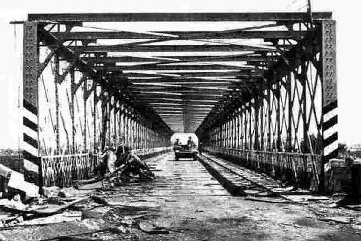 une photo en noir et blanc d'un pont