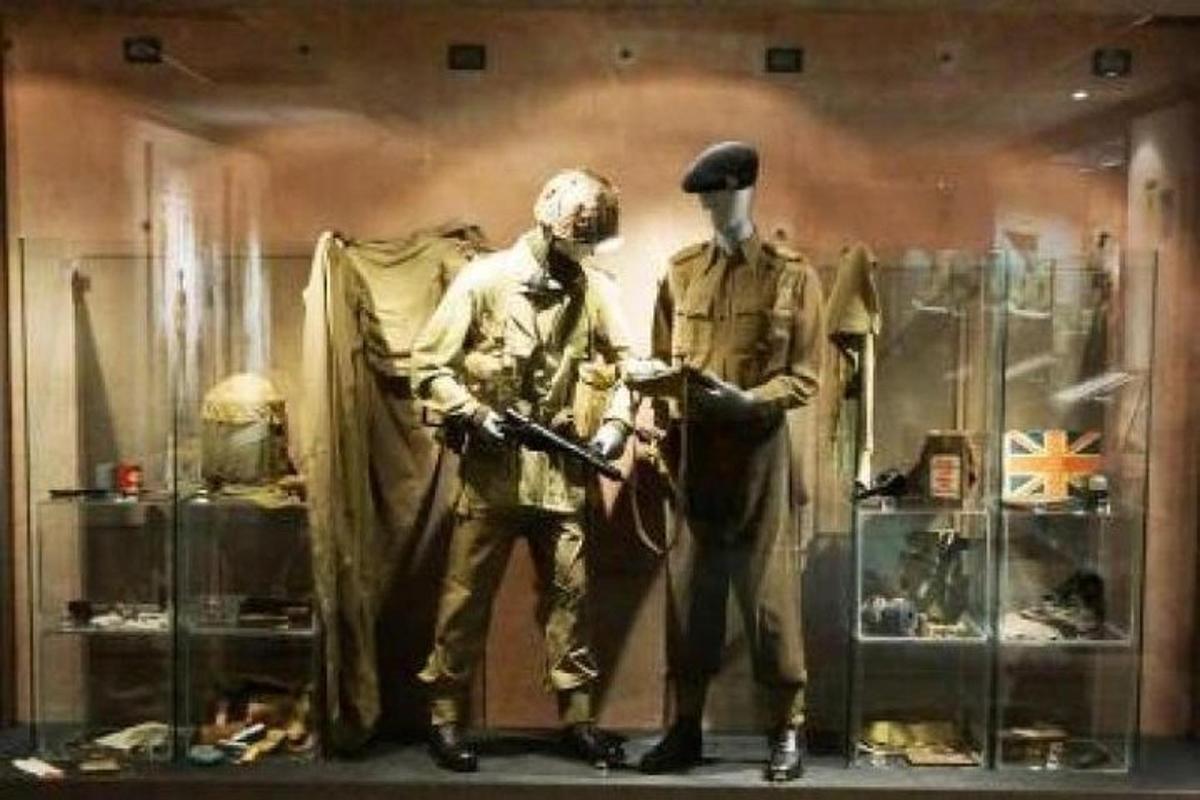kaks mannekeeni muuseumi vitriinis