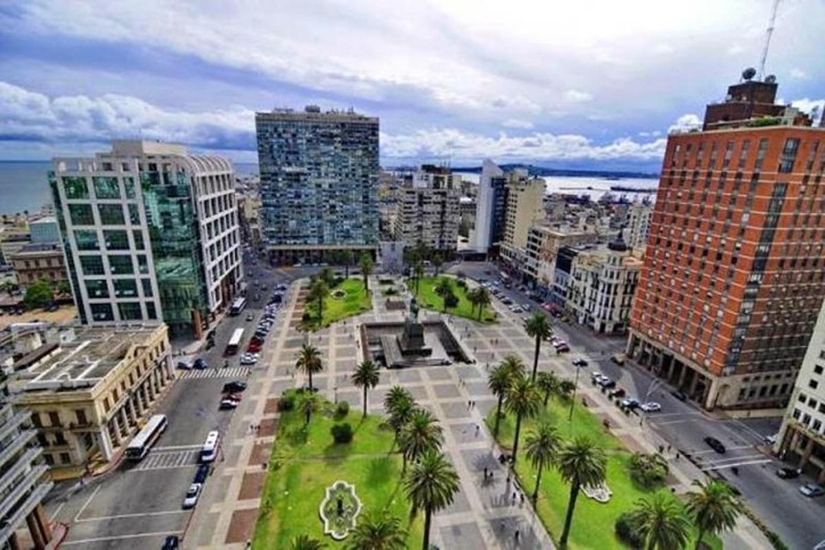 una città con edifici alti e una strada con palme