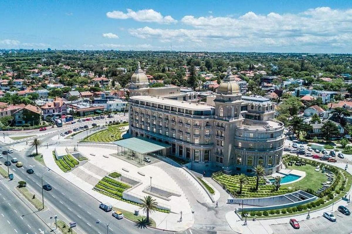 una vista aerea di un grande edificio in una città