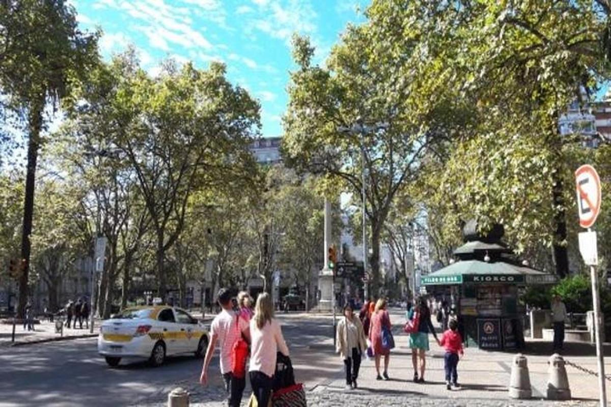 un gruppo di persone che camminano su una strada cittadina