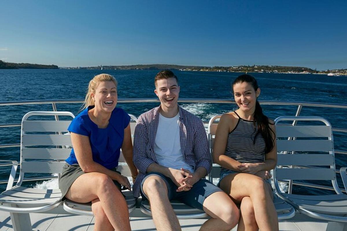 tři lidé sedící na zadní straně lodi