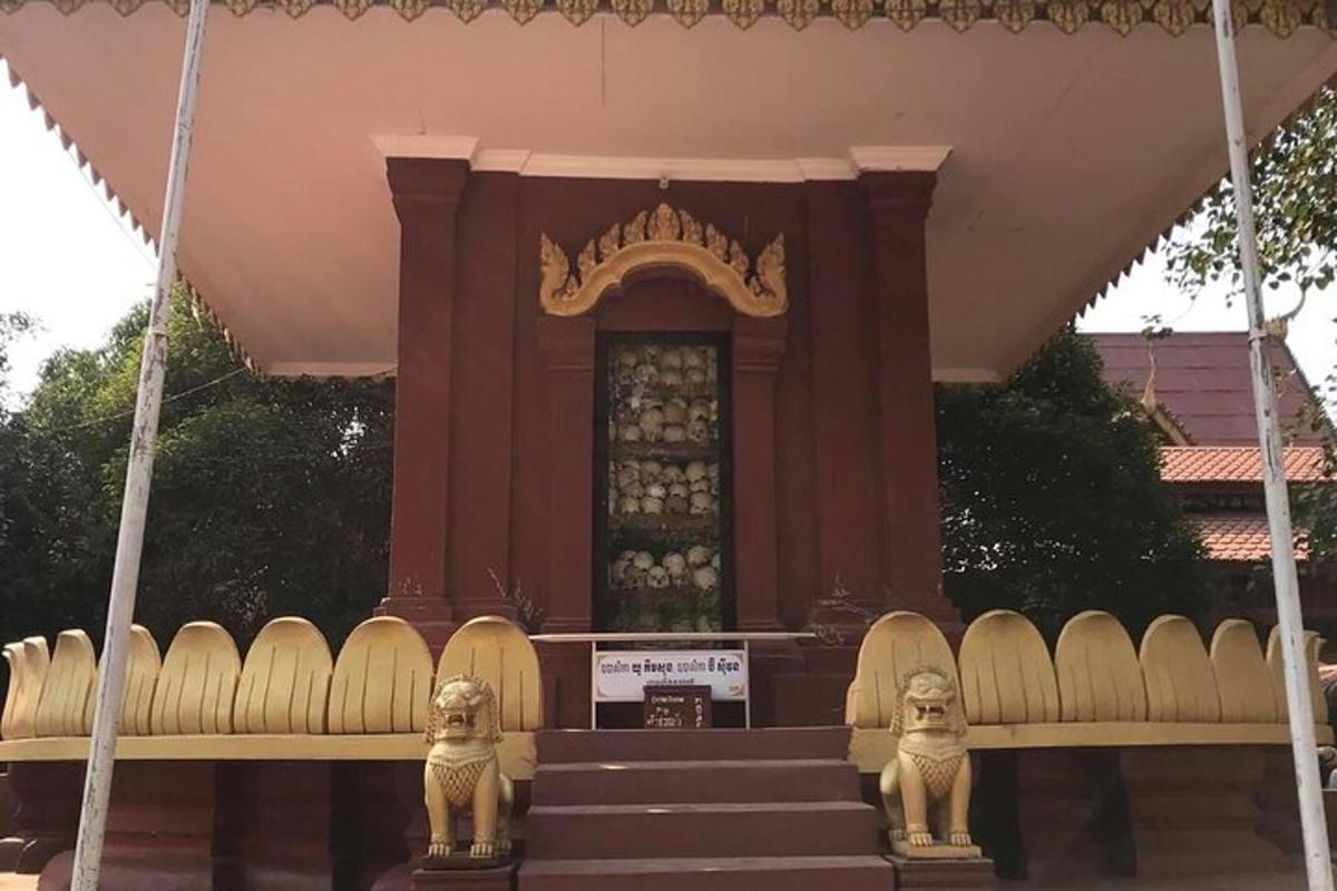 tempel, mille ees on kaks kuju