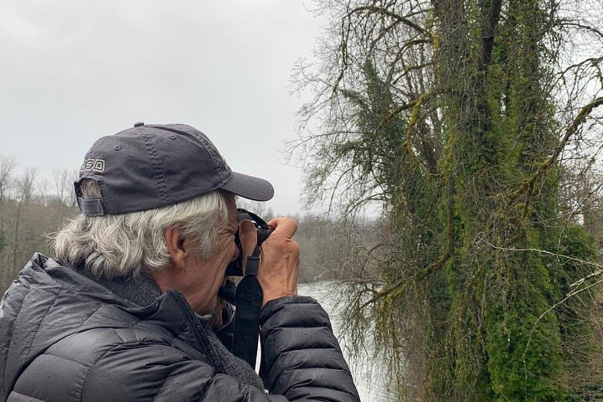 un uomo che scatta una foto di un albero con una macchina fotografica