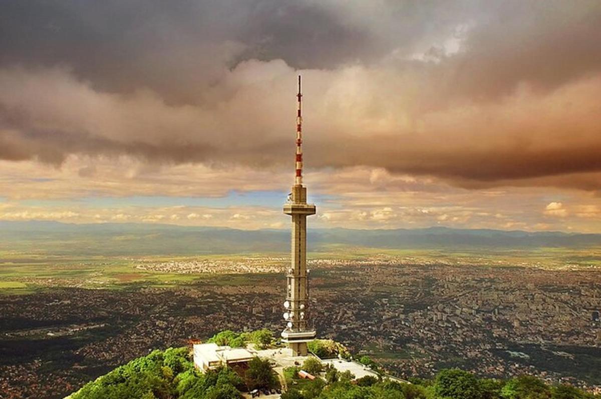 uma torre de antena no topo de uma cidade