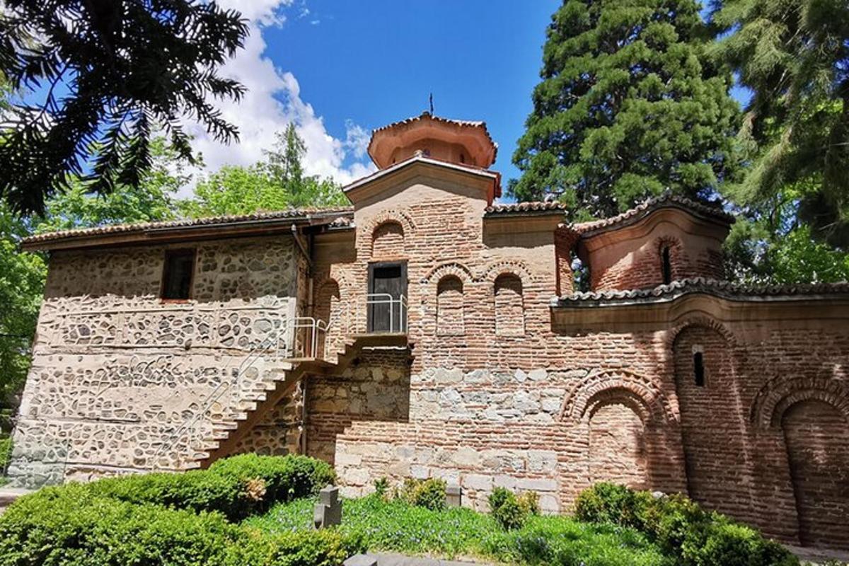 un edificio in mattoni con una torre in cima