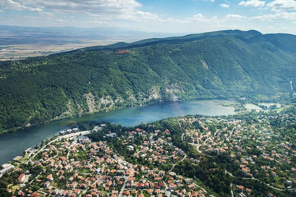 Letecký pohled na město u řeky