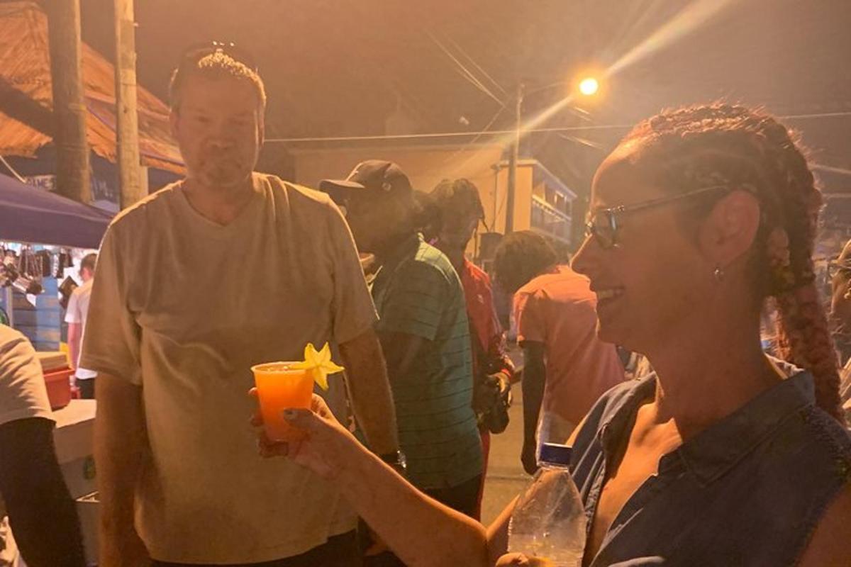 žena držící drink v davu lidí