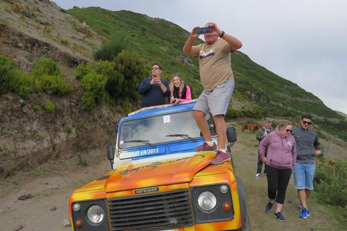 un uomo è in piedi sul cofano di un camion