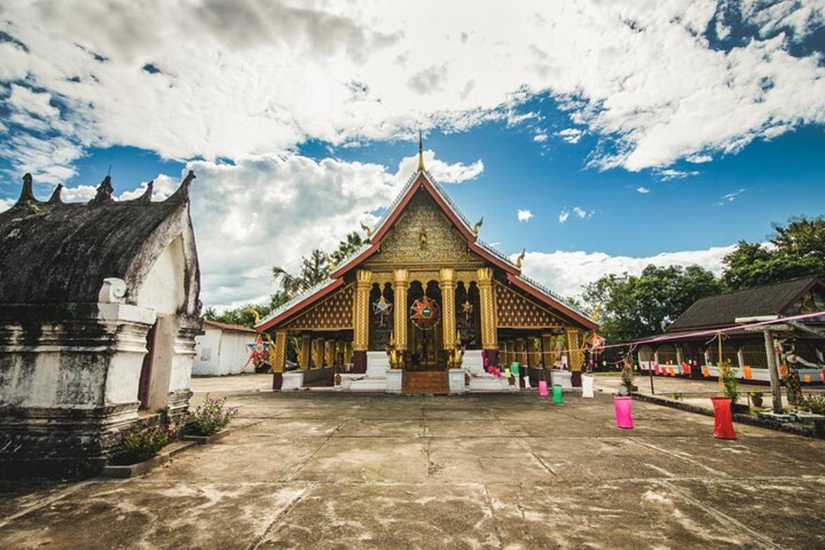 ein Gebäude mit einer Pagode davor