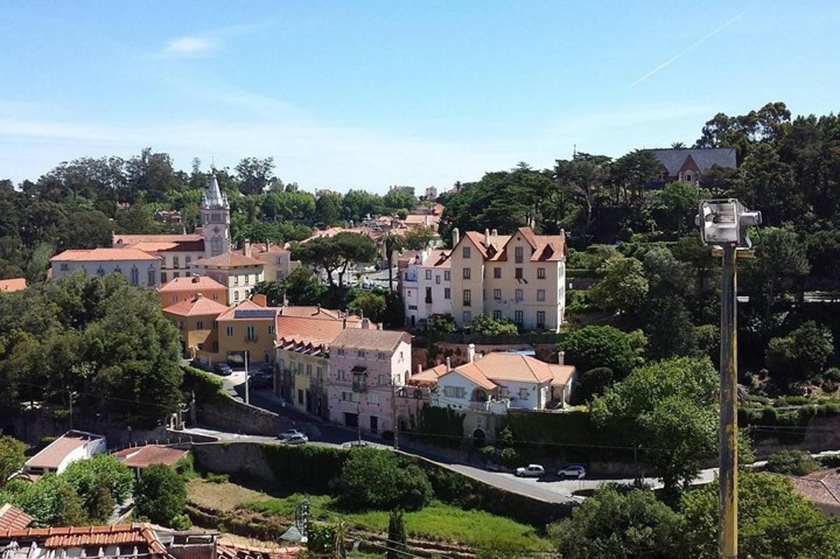 Una vista de un pueblo con casas y una calle.