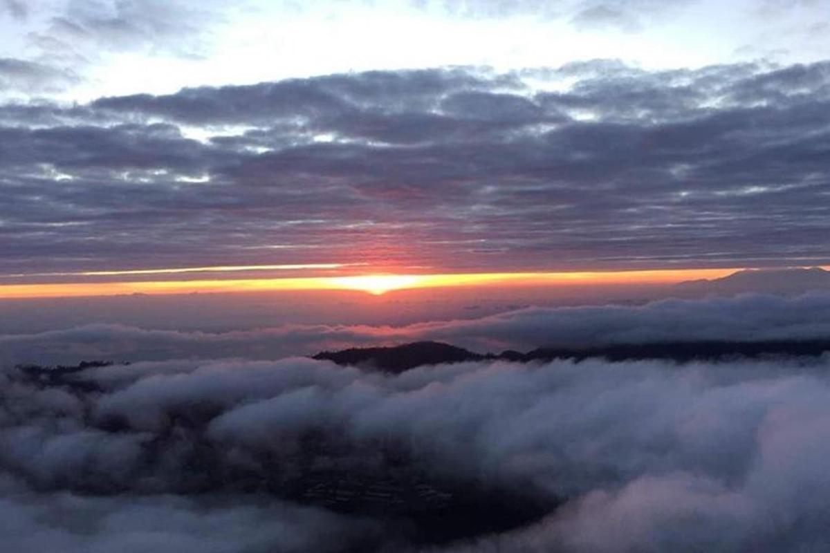 una vista del tramonto da sopra le nuvole