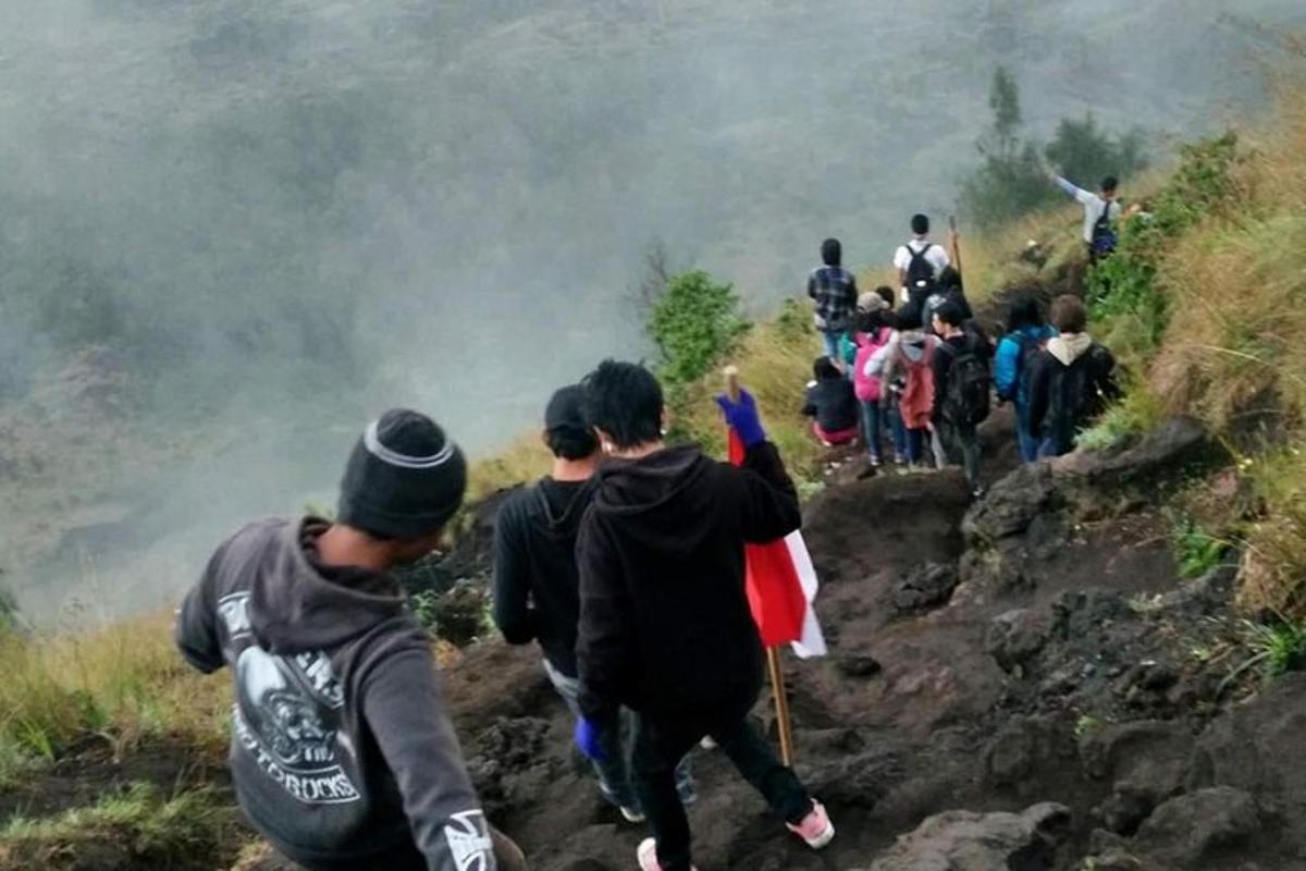 un gruppo di persone che camminano su una montagna