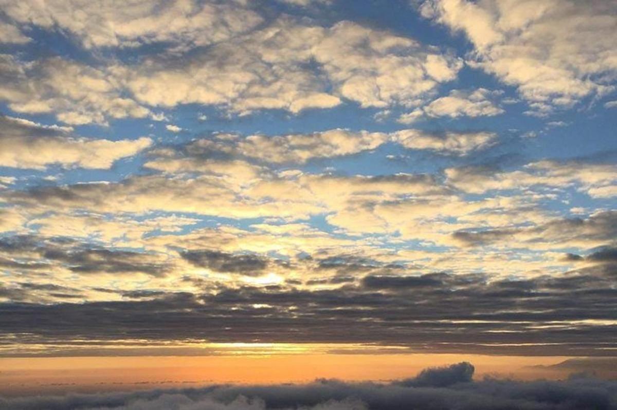 una vista di un cielo nuvoloso al tramonto