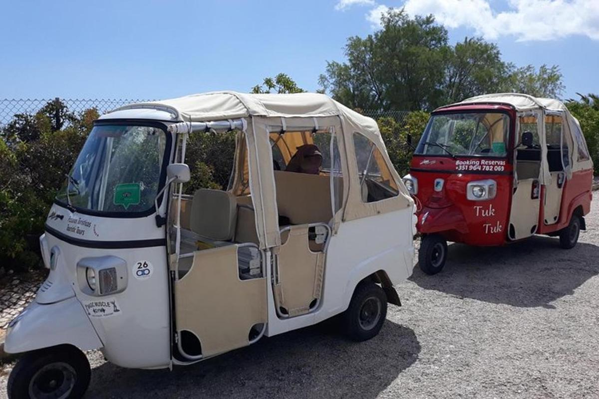 dva malé golfové vozíky zaparkované na parkovišti