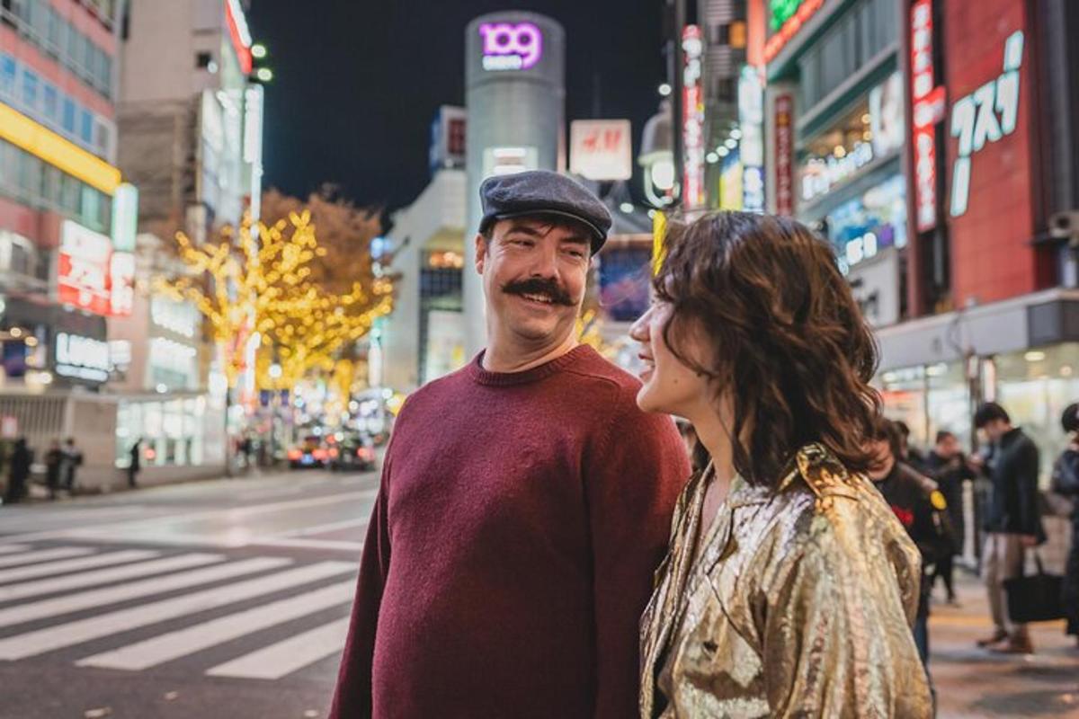 um homem e uma mulher parados em uma rua da cidade