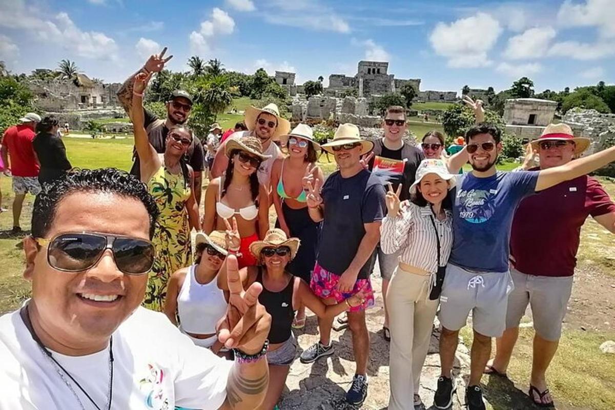 Un grupo de personas posando para una foto frente a un castillo.