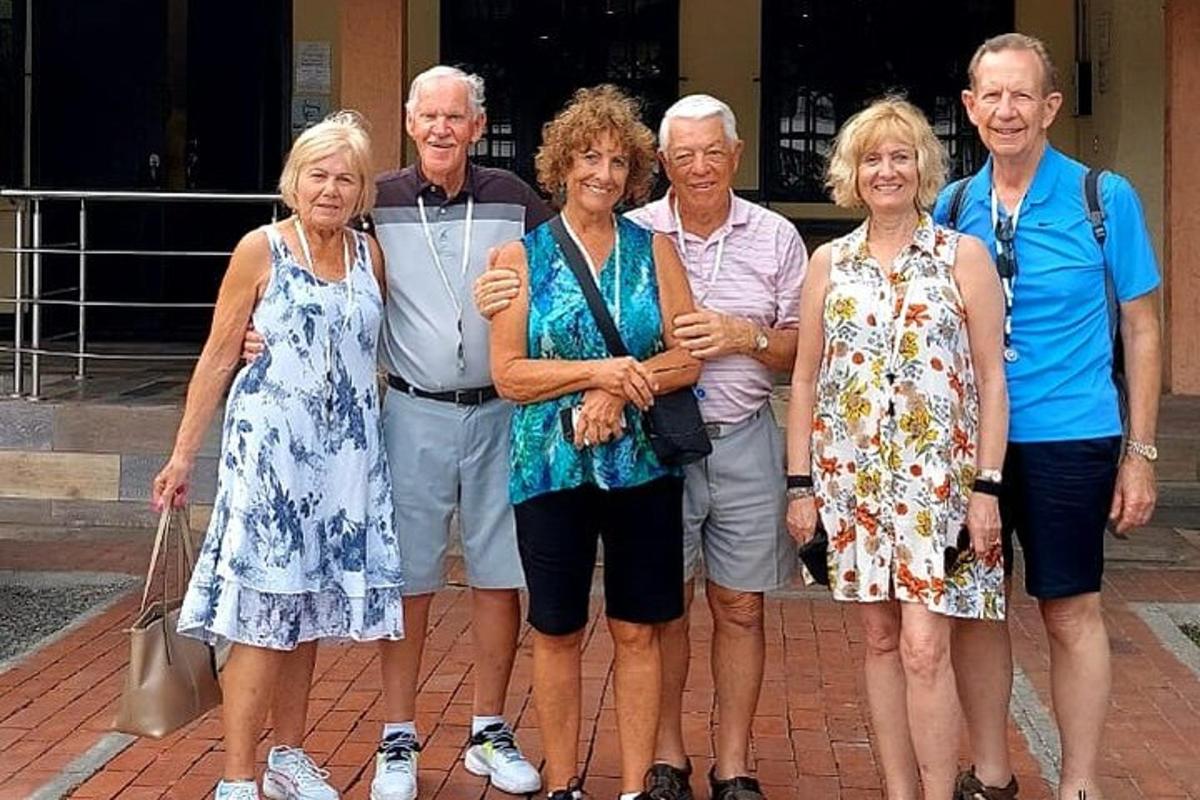 eine Gruppe älterer Menschen posiert für ein Foto