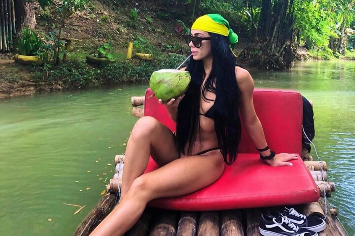 una dona asseguda en una bassa a l'aigua