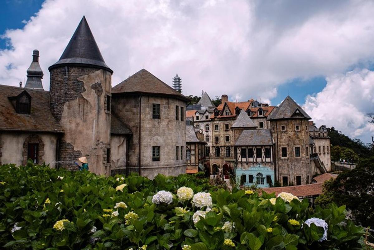 starý hrad s kopou budov a kvetov