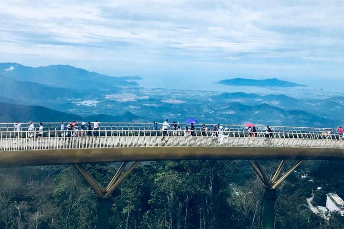 un gruppo di persone che camminano su un ponte in montagna