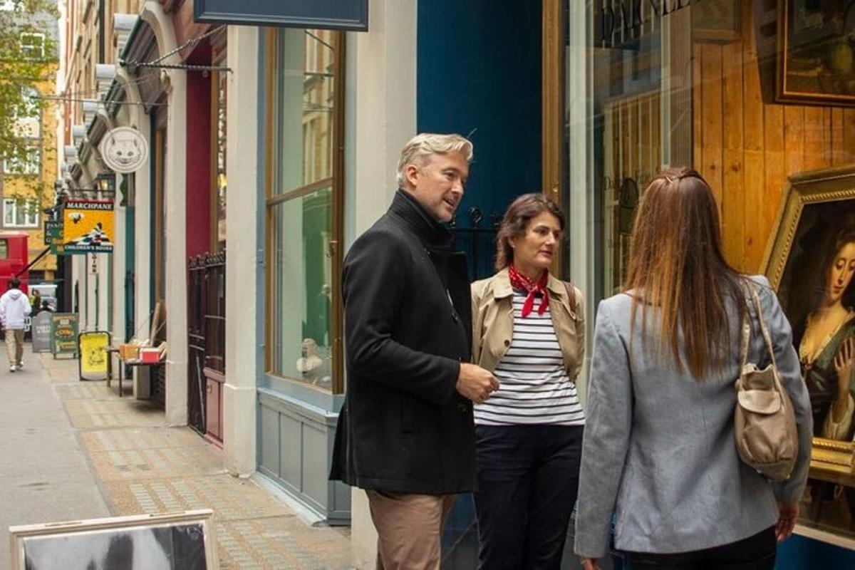 un uomo e due donne camminano lungo una strada