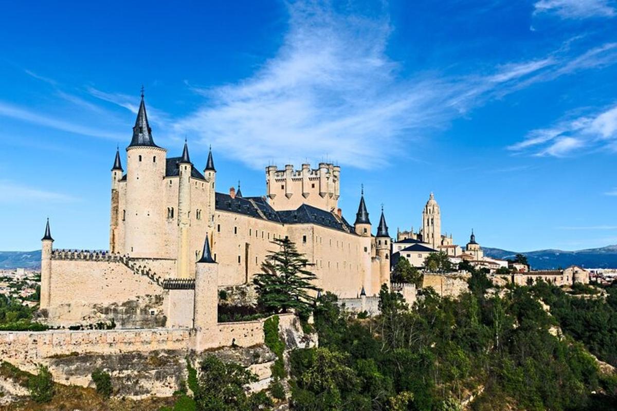 un castell en un turó amb un cel blau