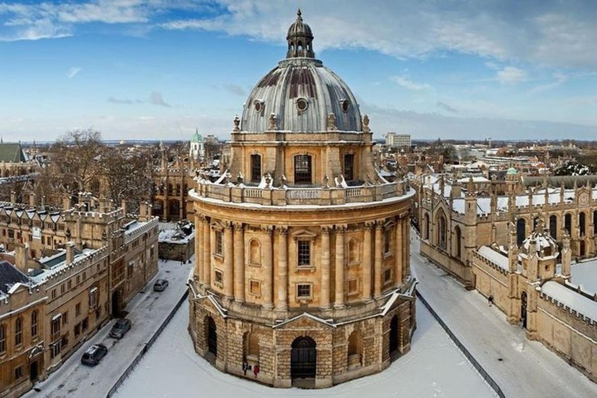 un grande edificio con una cupola in cima