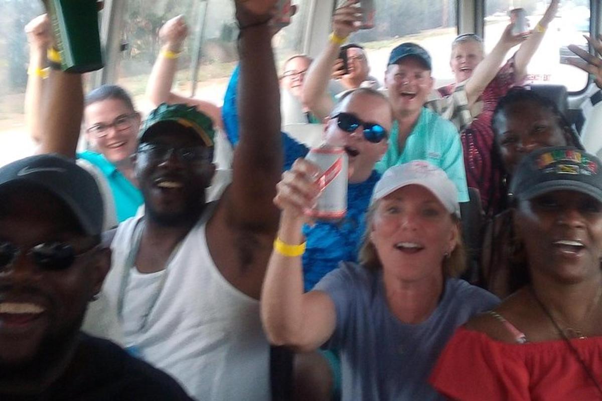 un grup de persones que viatgen en autobús