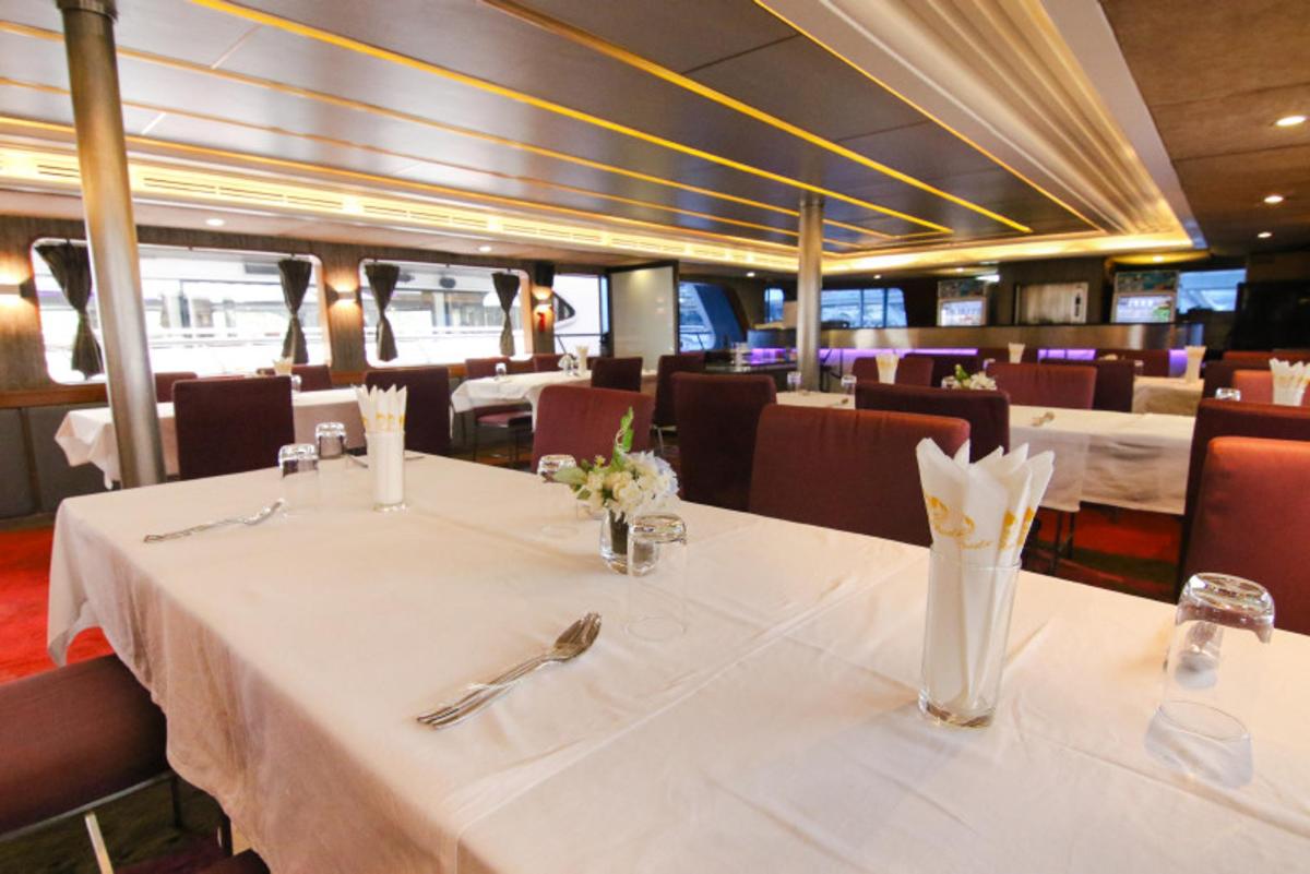 Un comedor con una mesa y sillas blancas.