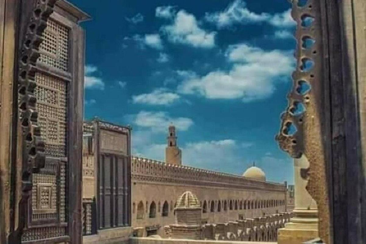 منظر لمسجد مع سماء زرقاء