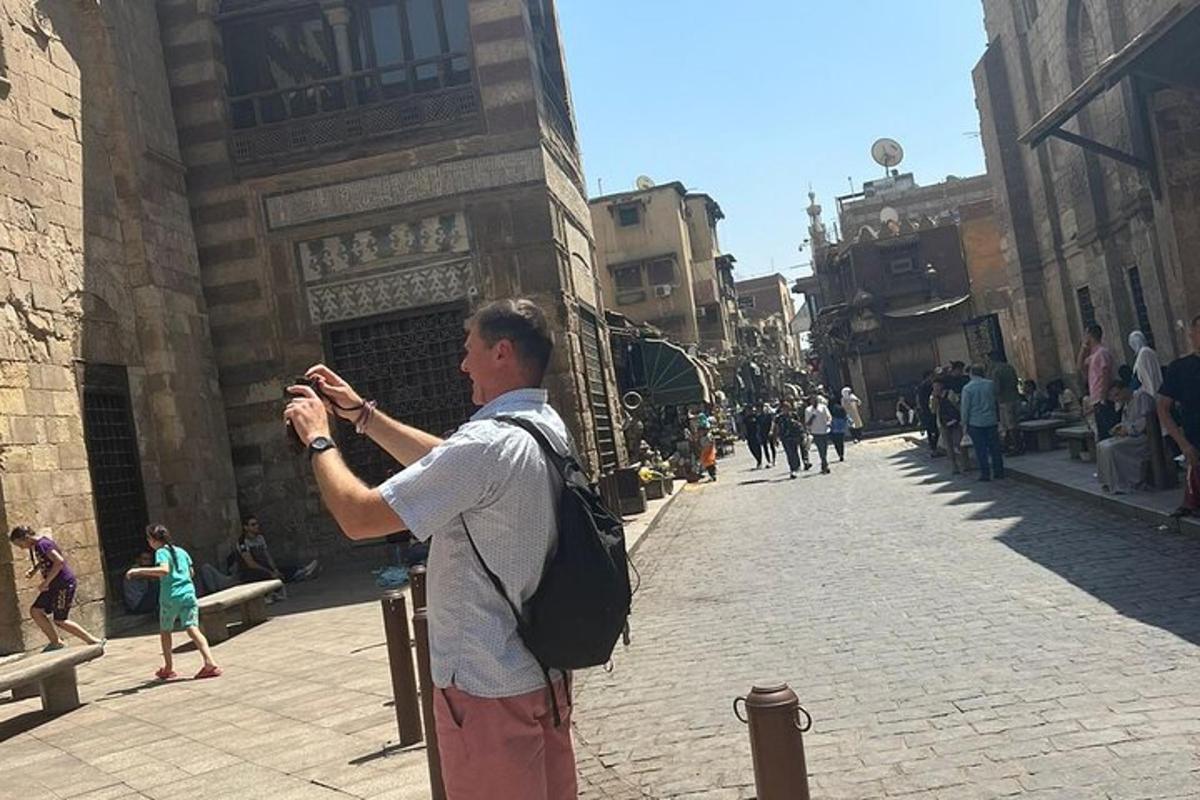 رجل يلتقط صورة لشارع بالكاميرا