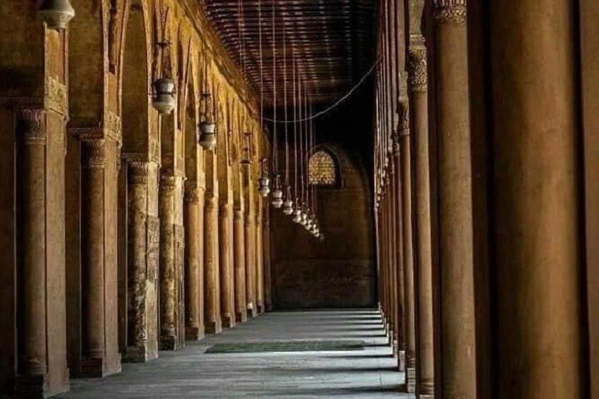 ممر فارغ في مبنى به أعمدة
